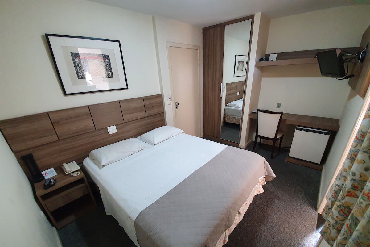 Een minibar, een bureau, extra bedden (toeslag), gratis wifi