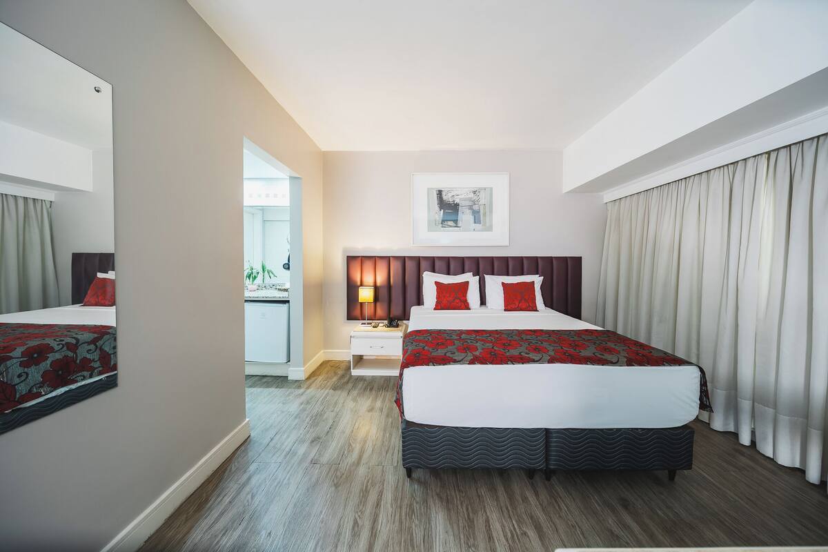 Deluxe Triple Room, Multiple Beds | Minibar, in-room safe, desk, soundproofing