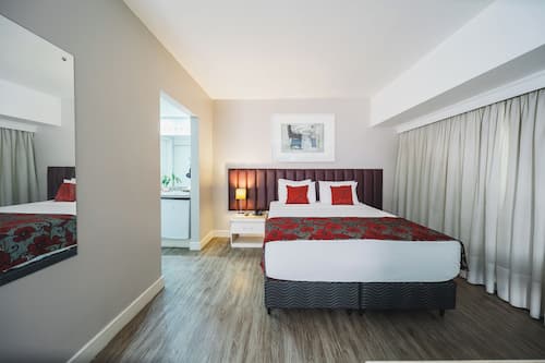 Quarto triplo luxo, várias camas | Frigobar, cofres nos quartos, escrivaninha, quartos à prova de som