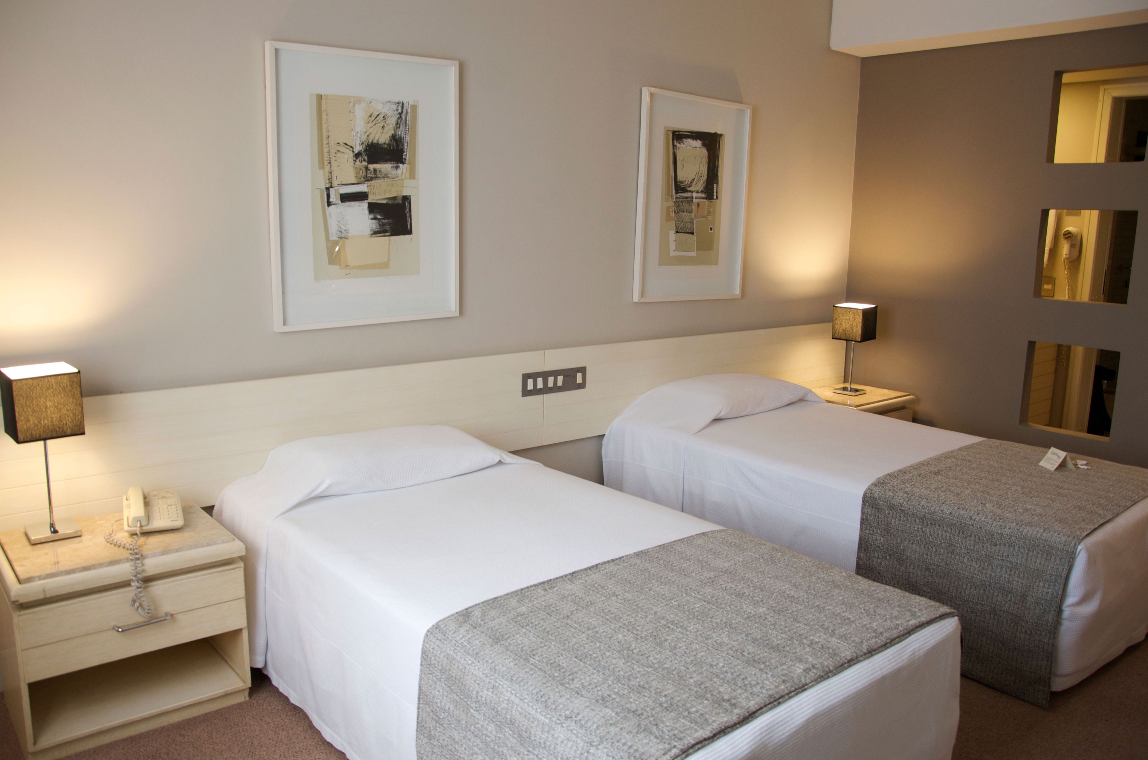 deluxe twin room, 2 single beds | 1 bedroom, minibar, in-room safe, desk