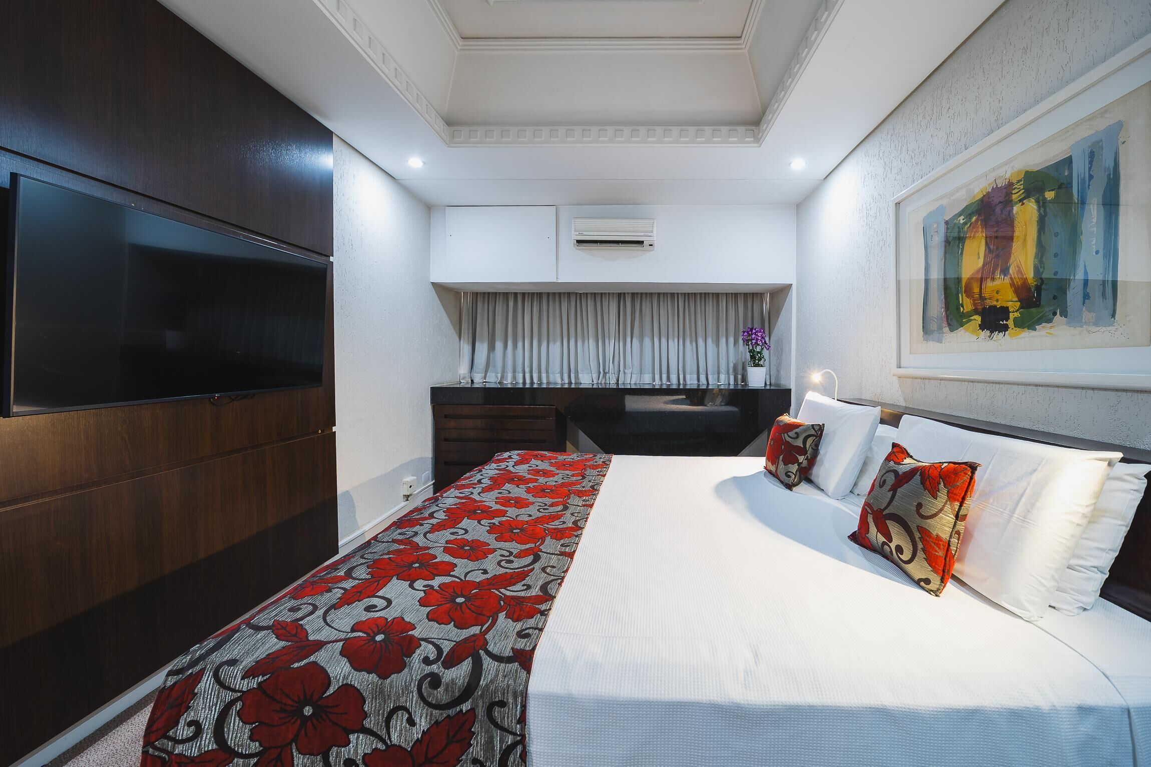 迷你吧、客房内保险箱、办公桌、隔音