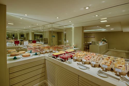 Café da manhã com buffet grátis todos os dias