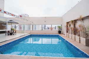 Una piscina cubierta