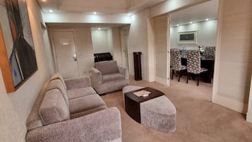 Habitació presidencial, 1 llit de matrimoni gran | Sala d'estar | Televisor