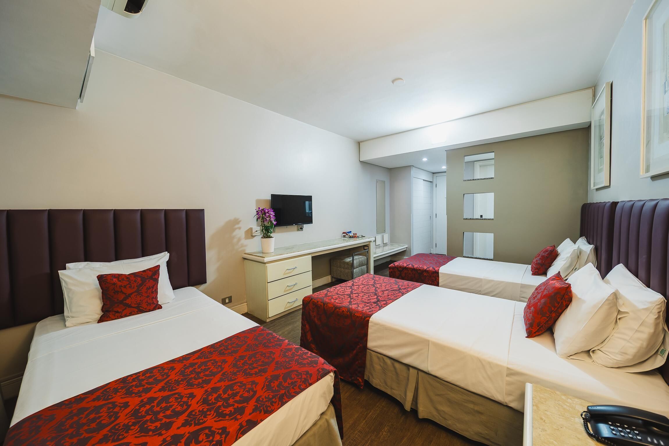 迷你吧、客房内保险箱、办公桌、隔音