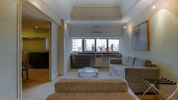Suite Master | Minibar, brankas, meja kerja, dan kedap suara