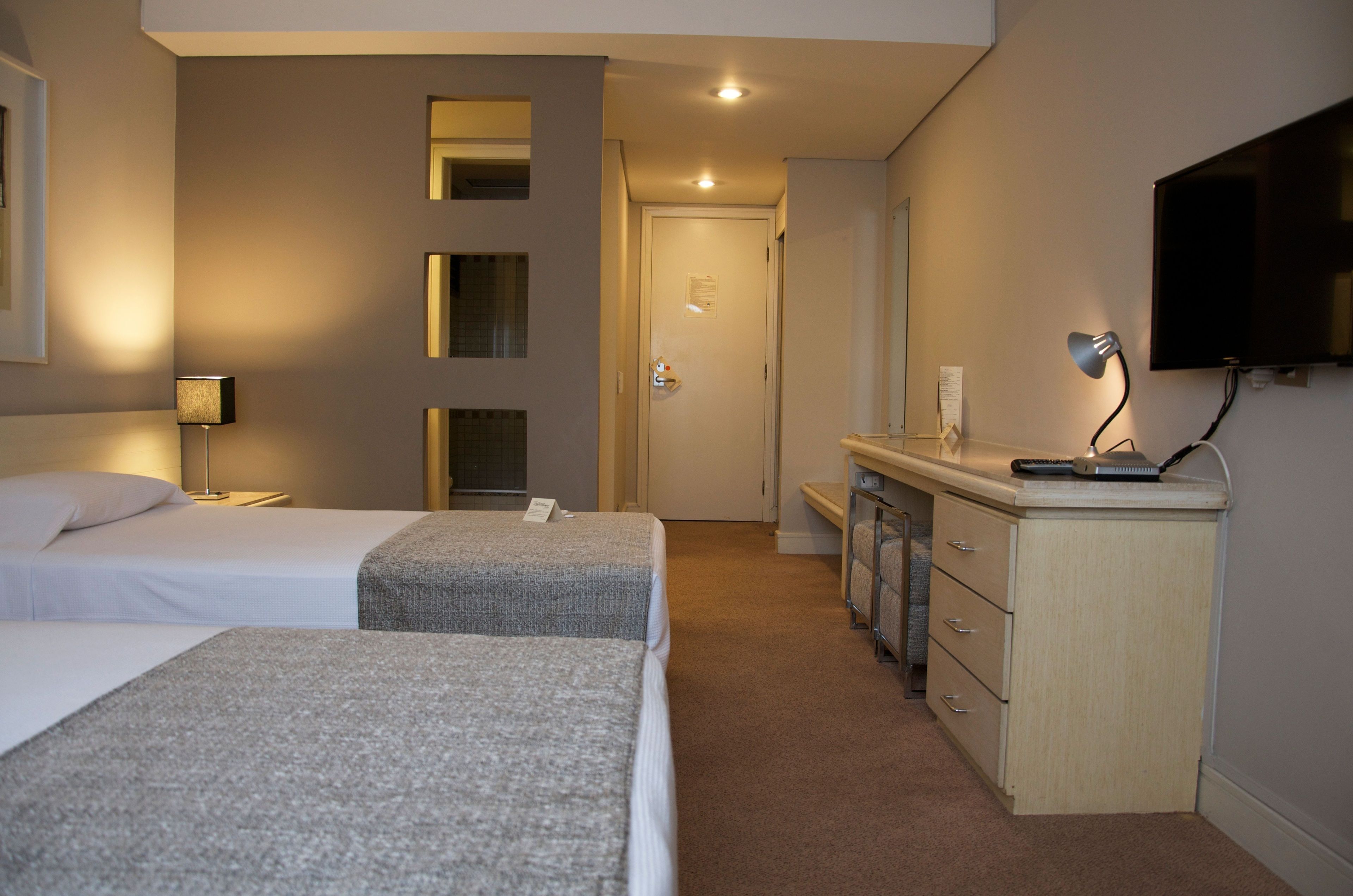 deluxe twin room, 2 single beds | 1 bedroom, minibar, in-room safe, desk