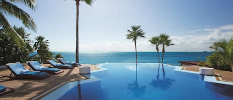 3 outdoor pools, pool umbrellas, sun loungers