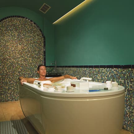 Couples treatment rooms, hot tub, body treatments, mud baths