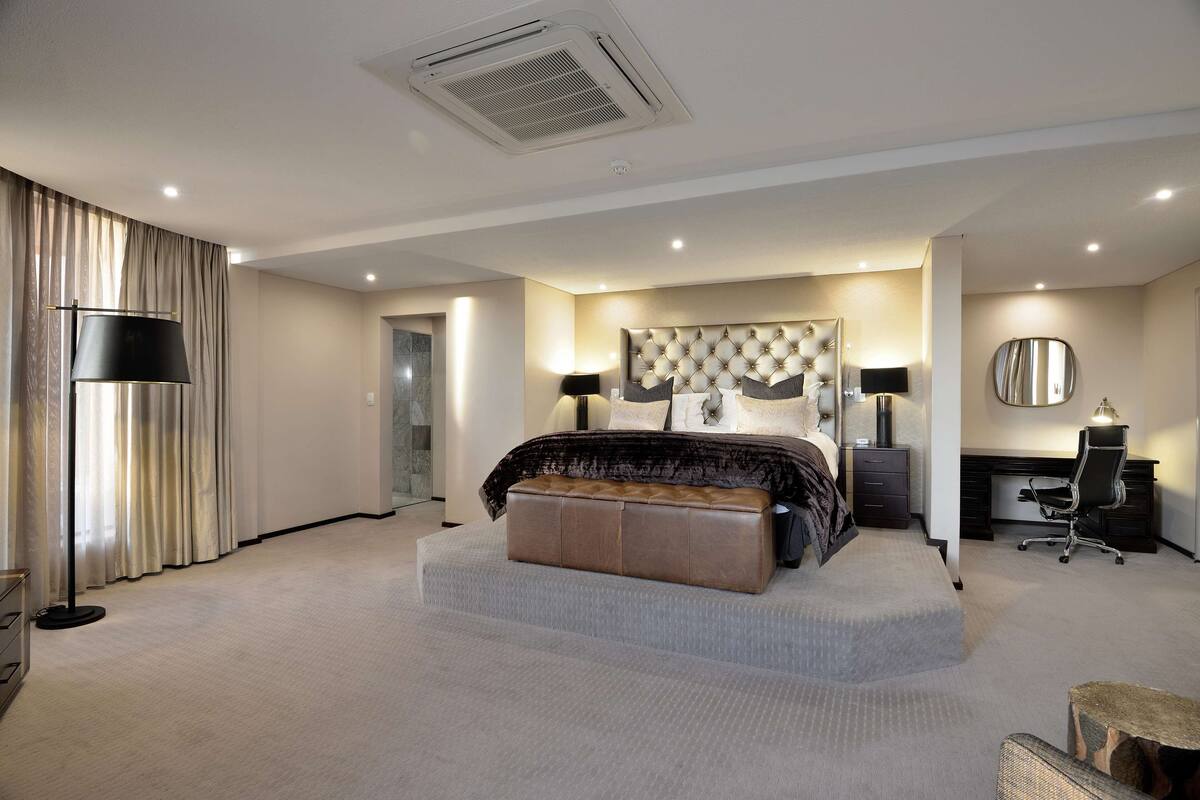 Presidential Suite | Hypo-allergenic bedding, down comforters, minibar, in-room safe