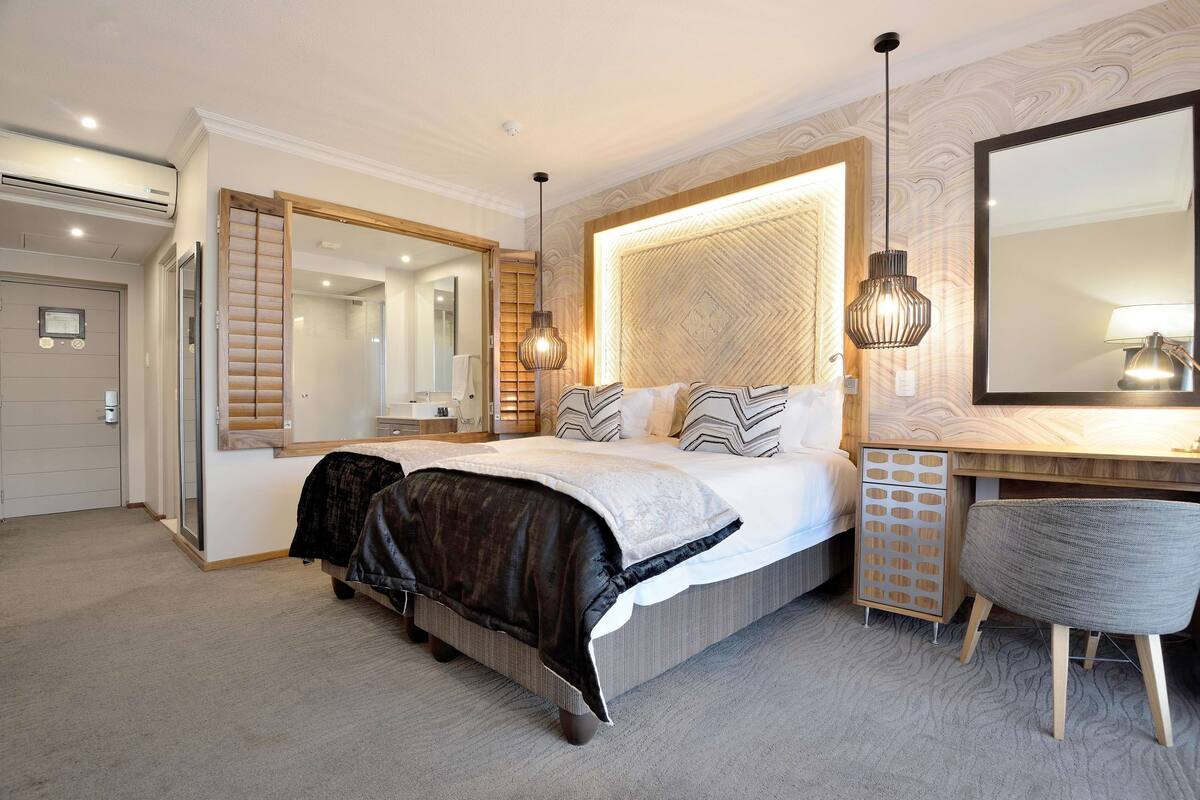 Standard Twin Room | Hypo-allergenic bedding, down comforters, minibar, in-room safe