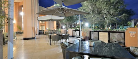 3 restaurants, breakfast served