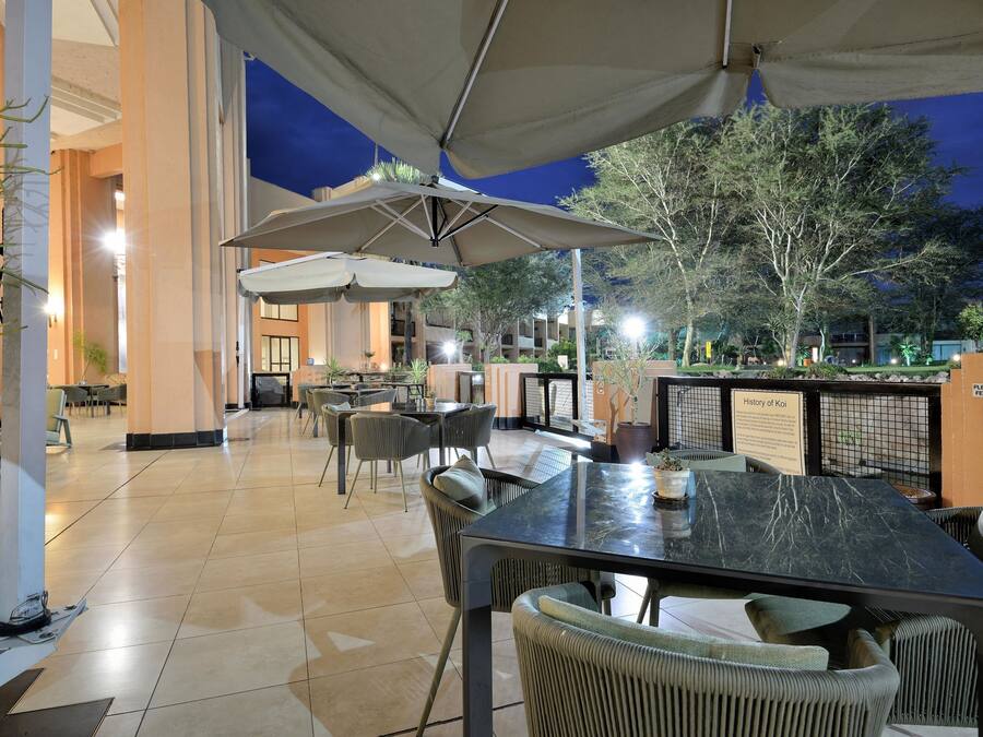 3 restaurants, breakfast served