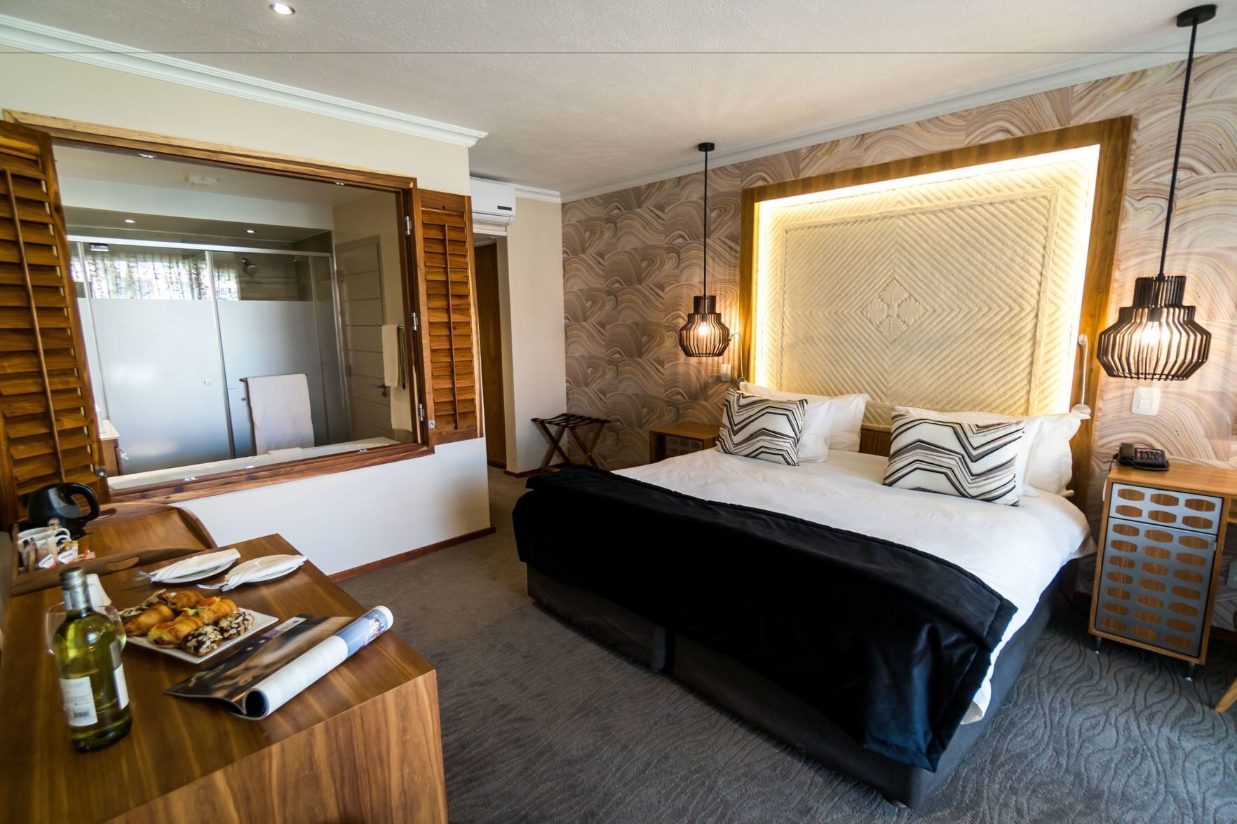 Ropa de cama hipoalergénica, cubrecamas y minibar 