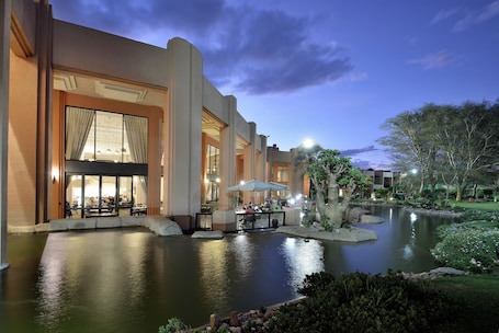 3 restaurants; breakfast, lunch and dinner served . Windhoek Country Club