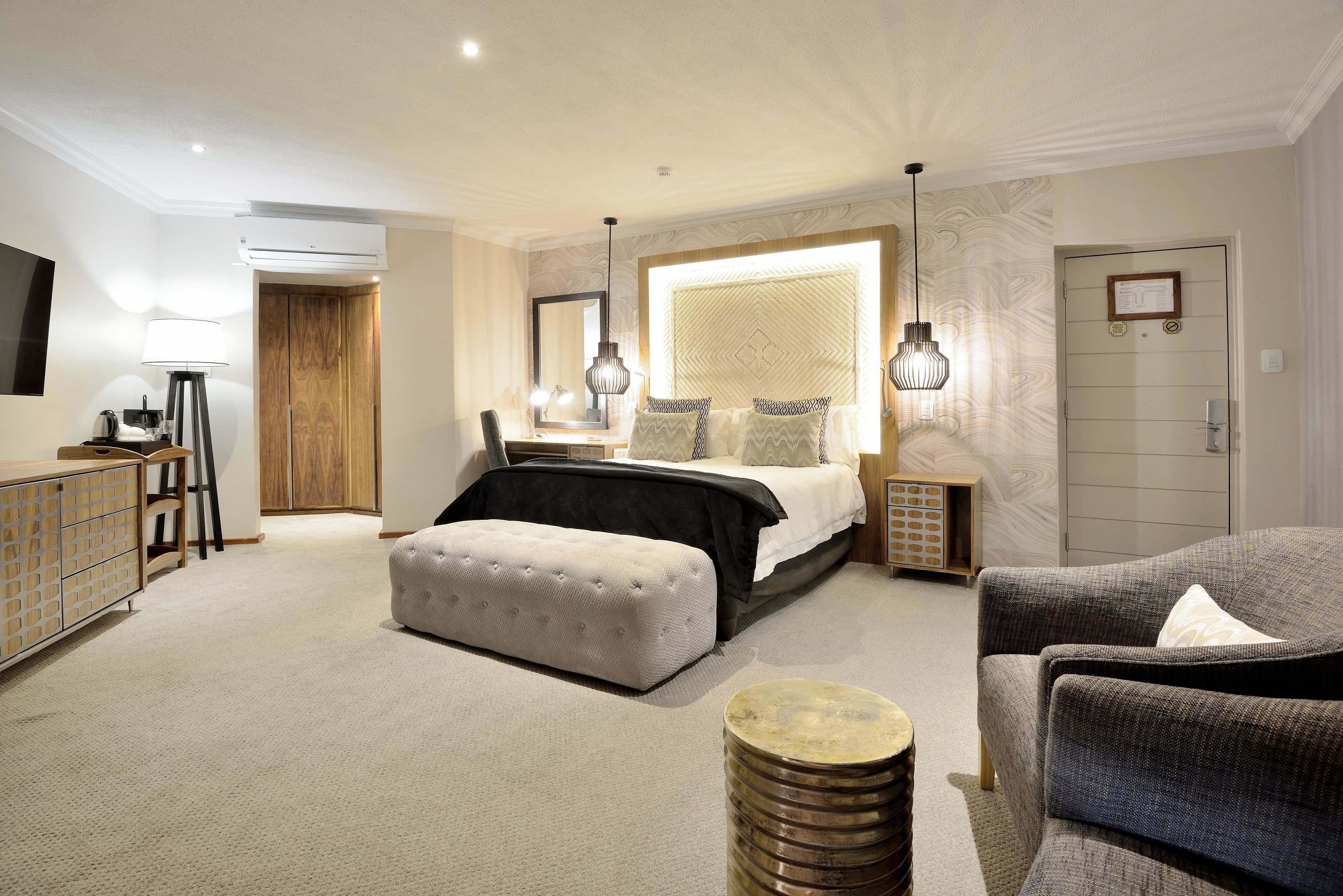 Deluxe Room, 1 Queen Bed | Hypo-allergenic bedding, down comforters, minibar, in-room safe