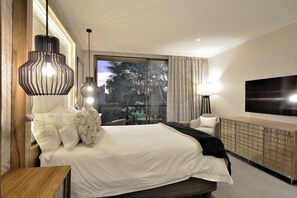 Deluxe Double Room | Hypo-allergenic bedding, down duvets, minibar, in-room safe - Windhoek Country Club (Windhoek)