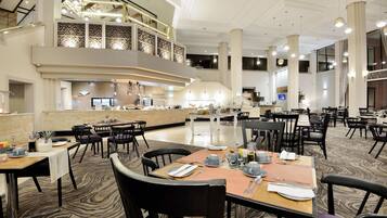 3 restaurants, breakfast served