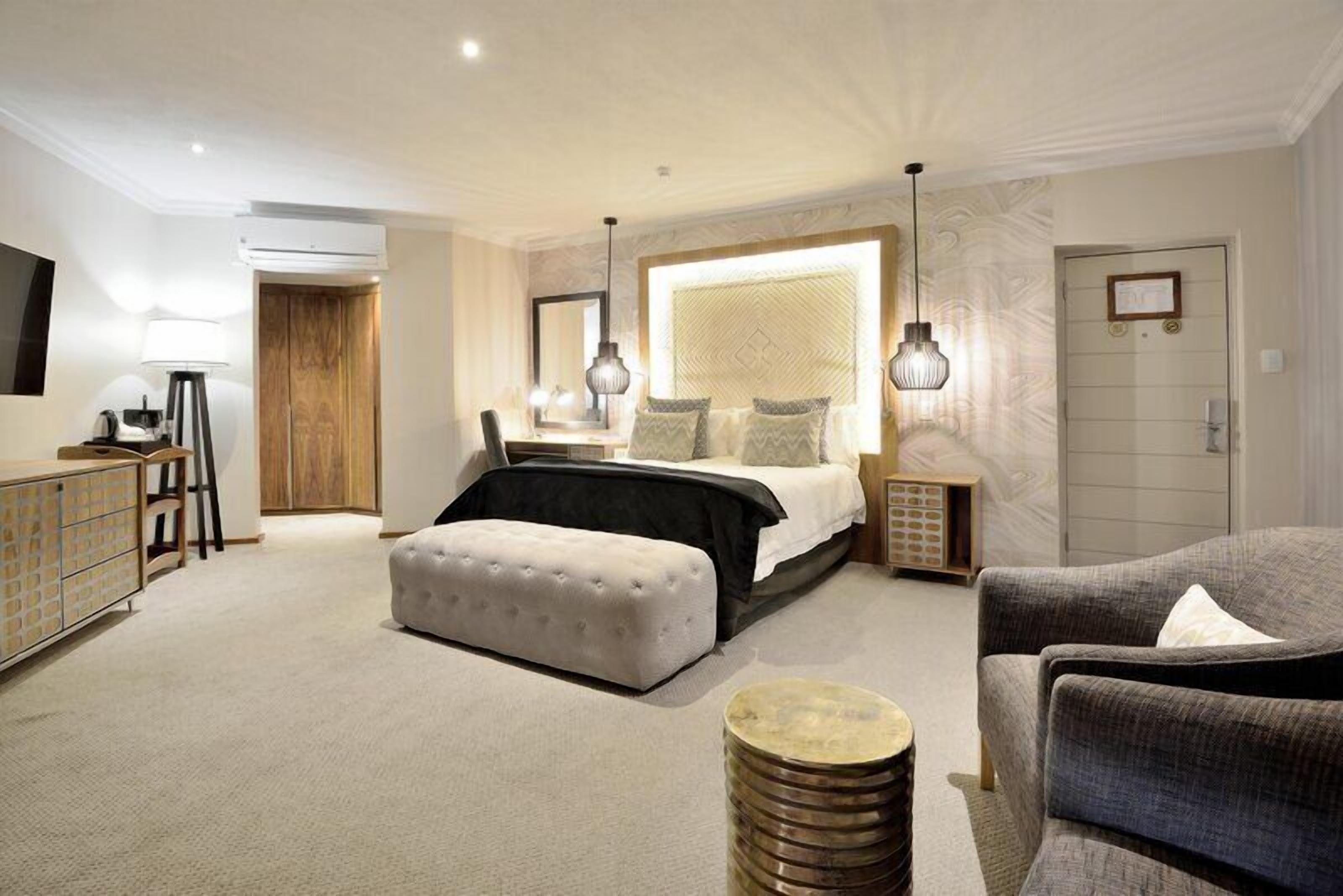 Habitación de lujo | Ropa de cama hipoalergénica, edredones de plumas, minibar y caja fuerte