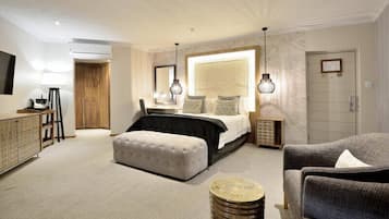 Habitación de lujo | Ropa de cama hipoalergénica, edredones de plumas, minibar y caja fuerte