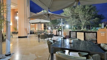3 restaurantes; se sirven desayunos, almuerzos y cenas