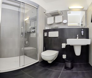 Shower, free toiletries, hair dryer, towels - Grünau Hotel (Berlin)