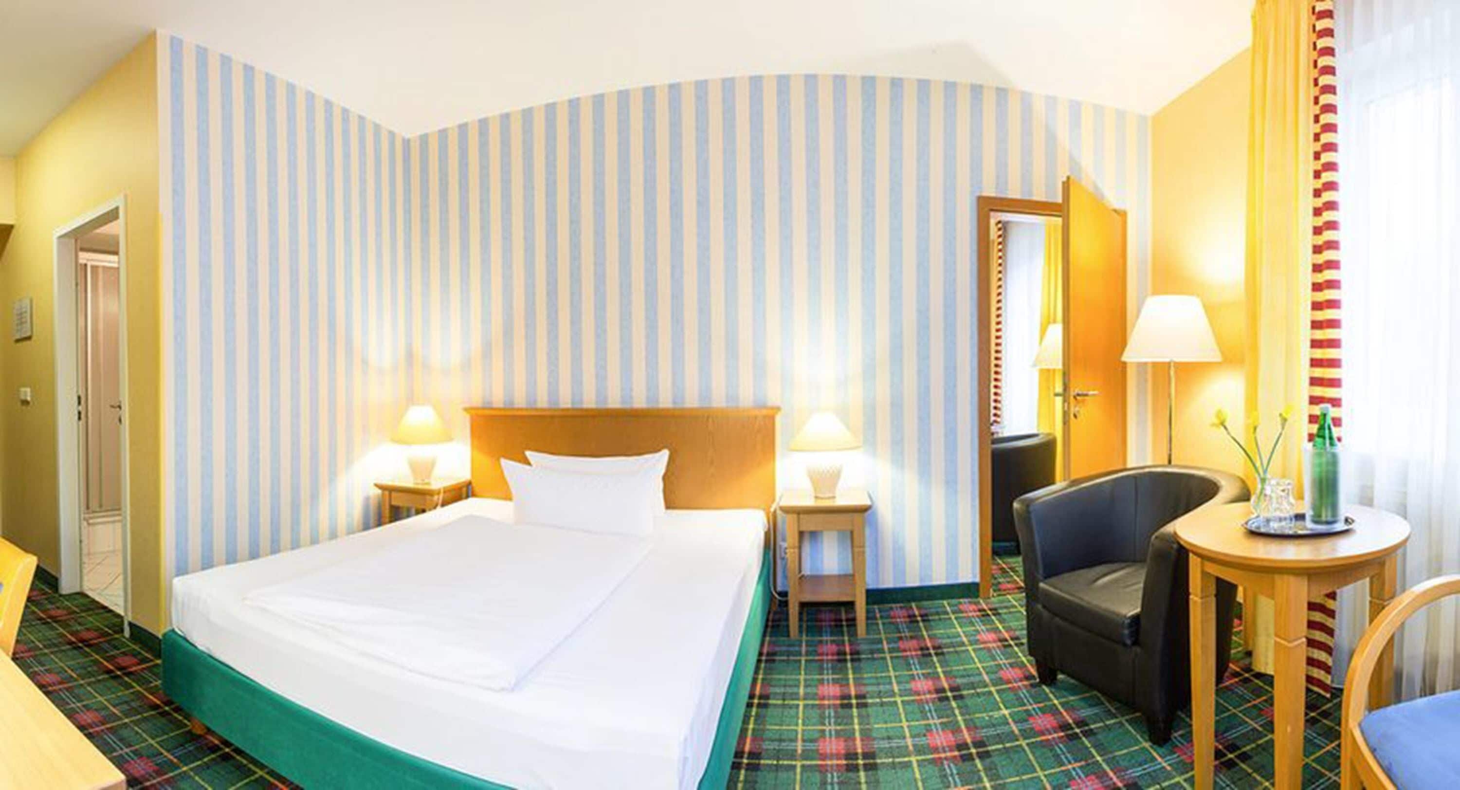 family room | premium bedding, in-room safe, desk, soundproofing