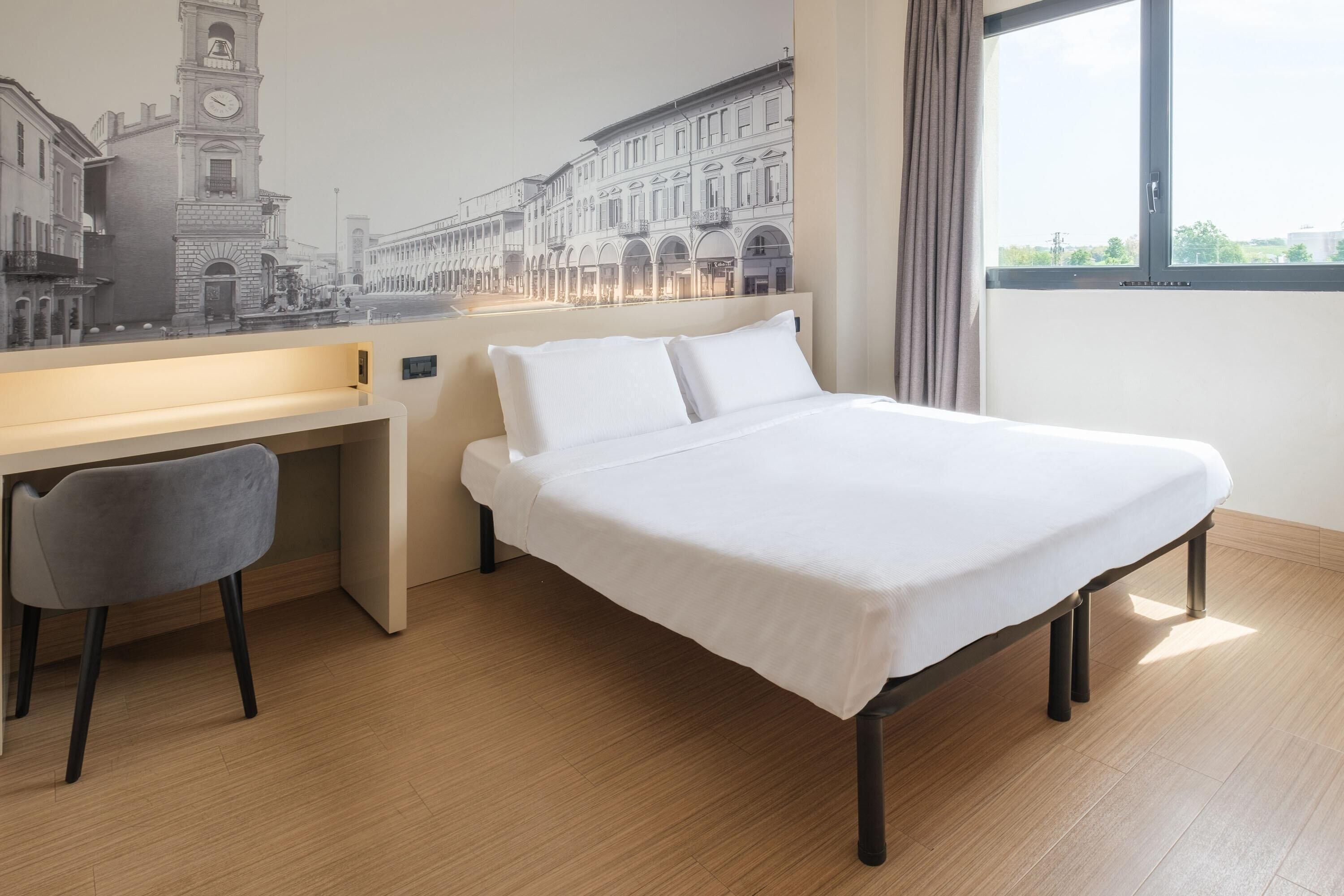 Escritorio, wifi gratis y ropa de cama 