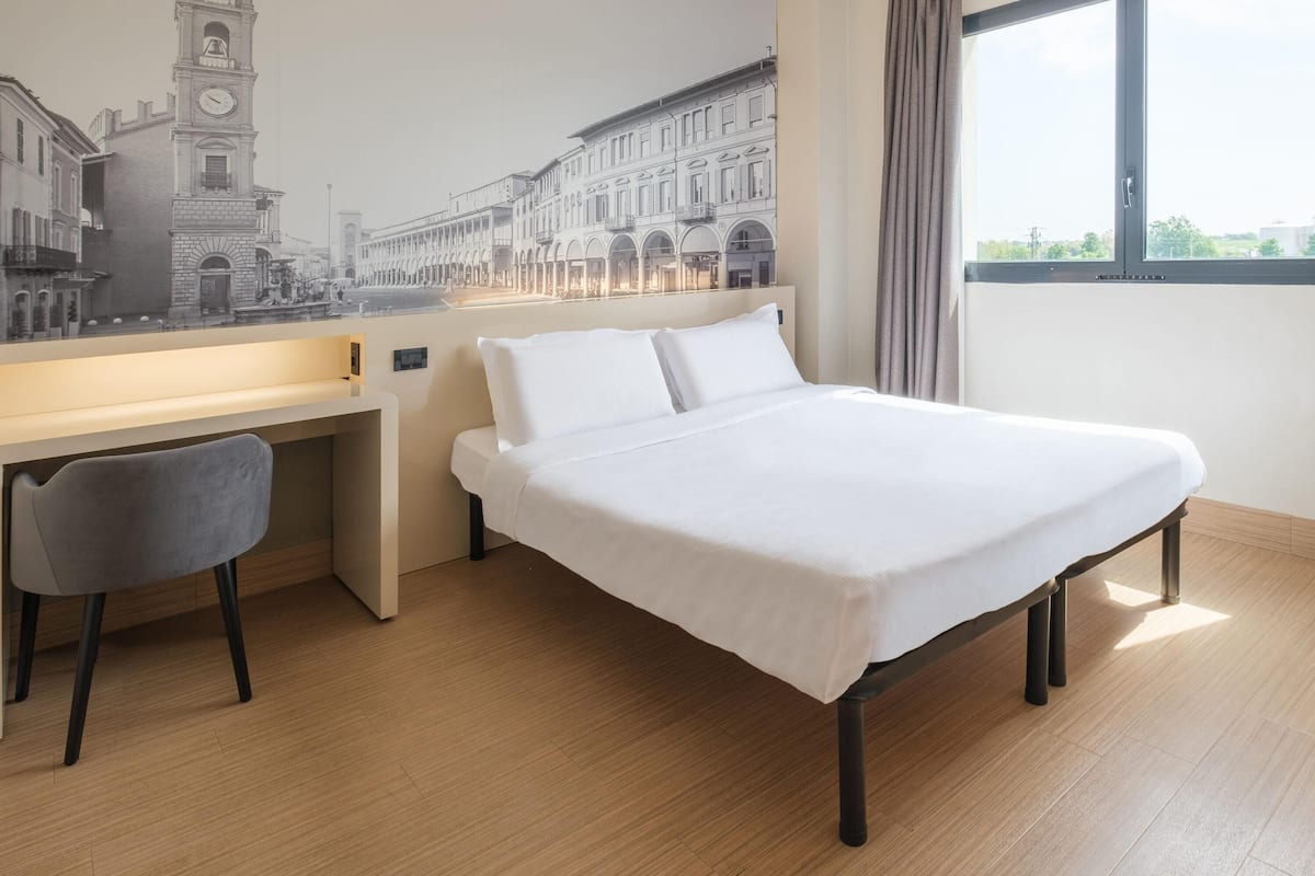 Escritorio, wifi gratis y ropa de cama