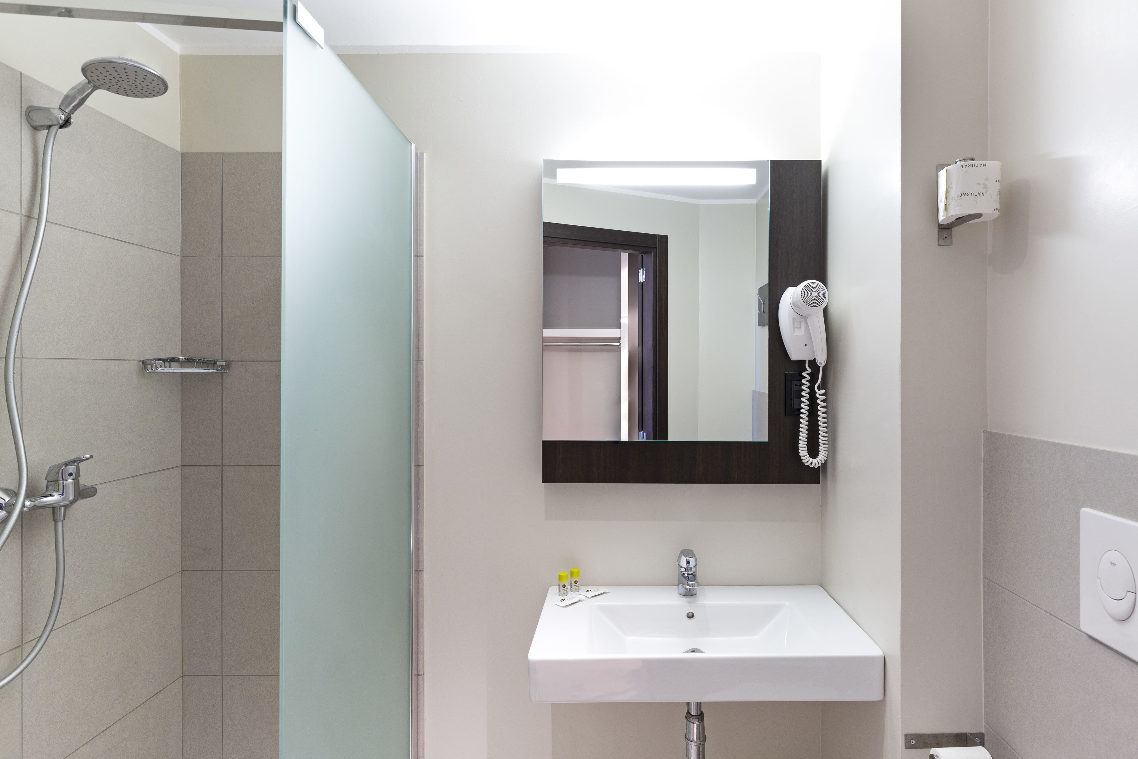 shower, free toiletries, hair dryer, towels