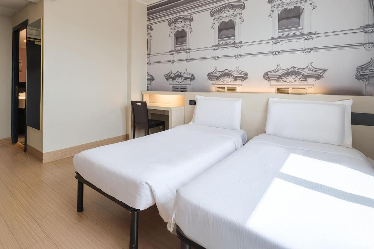 Habitación con 2 camas individuales, para no fumadores | Escritorio, wifi gratis y ropa de cama