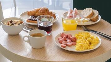 Petit déjeuner buffet (7.9 EUR par personne)