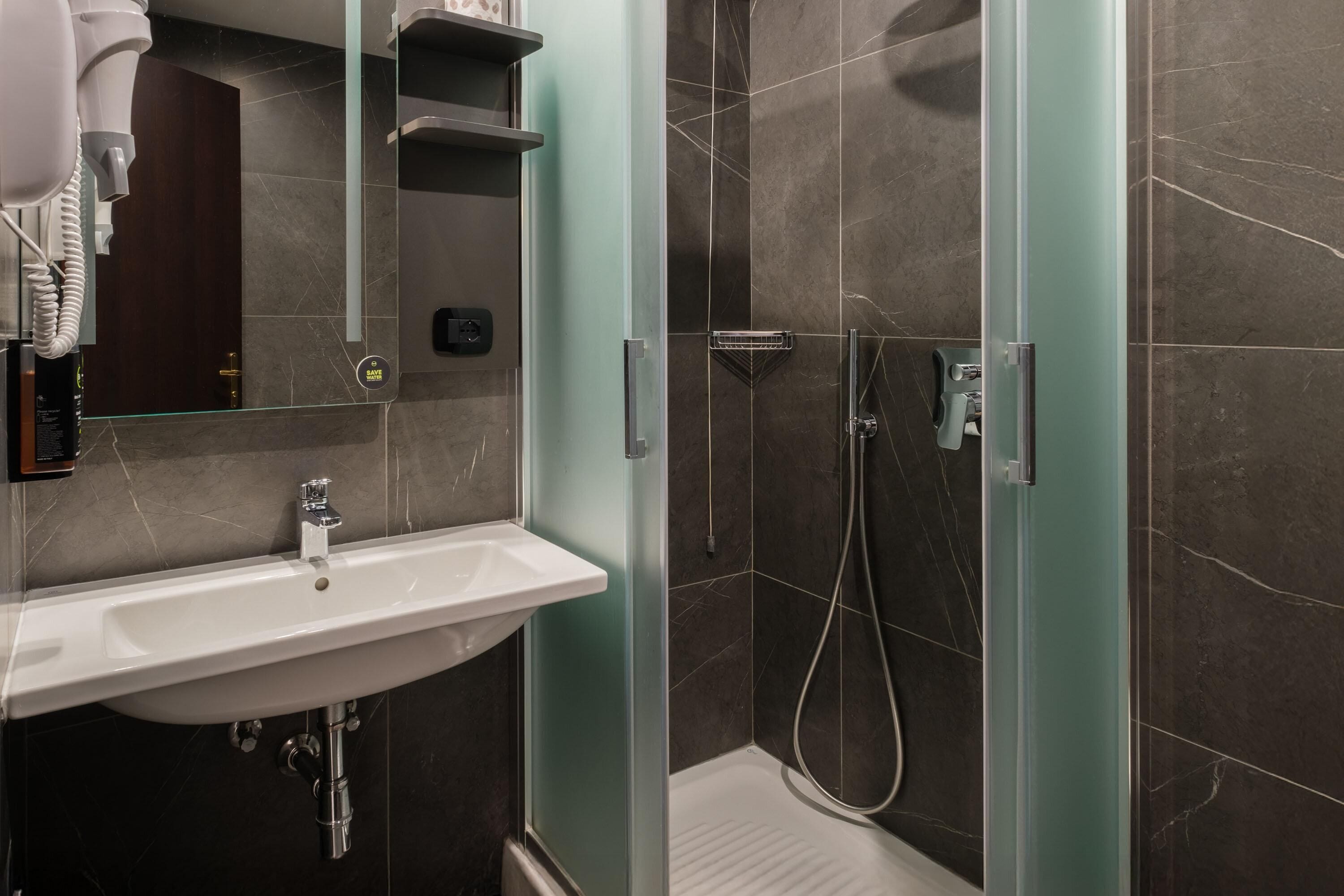 Doppia Superior, non fumatori | Bagno | Doccia, set di cortesia gratuito, asciugacapelli, asciugamani