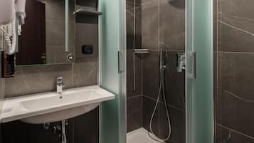 Doppia Superior, non fumatori | Bagno | Doccia, set di cortesia gratuito, asciugacapelli, asciugamani