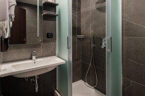 Habitación doble superior, para no fumadores | Baño | Regadera, amenidades de baño gratuitas, secadora de cabello, toallas 