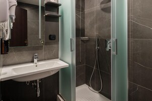 Superior Double Room, Non Smoking | Bathroom | Shower, free toiletries, hair dryer, towels