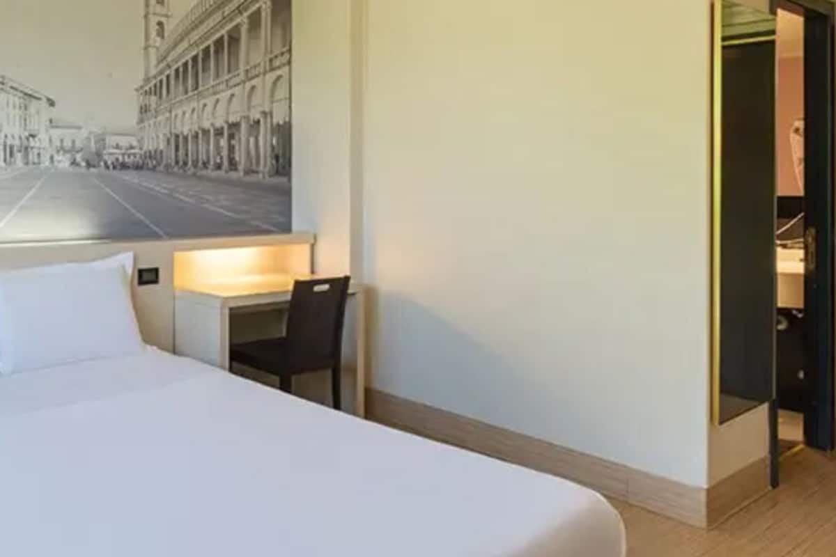 Desk, WiFi (free), bed sheets