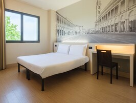 Escritorio, wifi gratis, ropa de cama