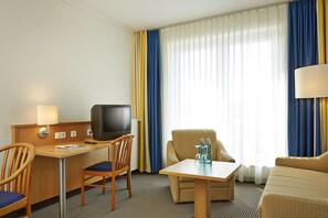 Apartment, 1 Bedroom, Kitchenette (Dinette, Bathroom with bathtub) | Living area