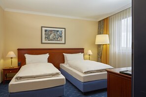 Junior Suite | Hypo-allergenic bedding, in-room safe, desk, laptop workspace - H4 Hotel Kassel (Kassel)