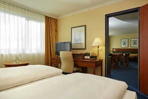 Junior Suite | Hypo-allergenic bedding, in-room safe, desk, laptop workspace