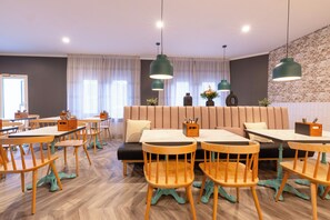 Tägliches Frühstücksbuffet (15.00 EUR pro Person)