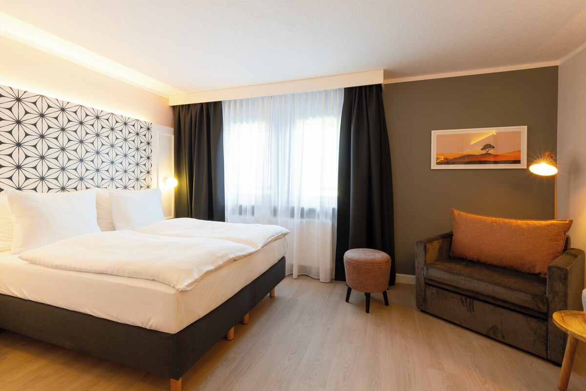 Standardzimmer, 1 Queen-Bett und Schlafsofa (Up to 3 Adults) | Allergikerbettwaren, Schreibtisch, laptopgeeigneter Arbeitsplatz