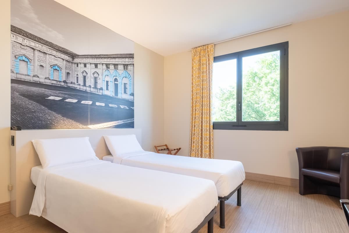 Memory-foam beds, in-room safe, desk, soundproofing