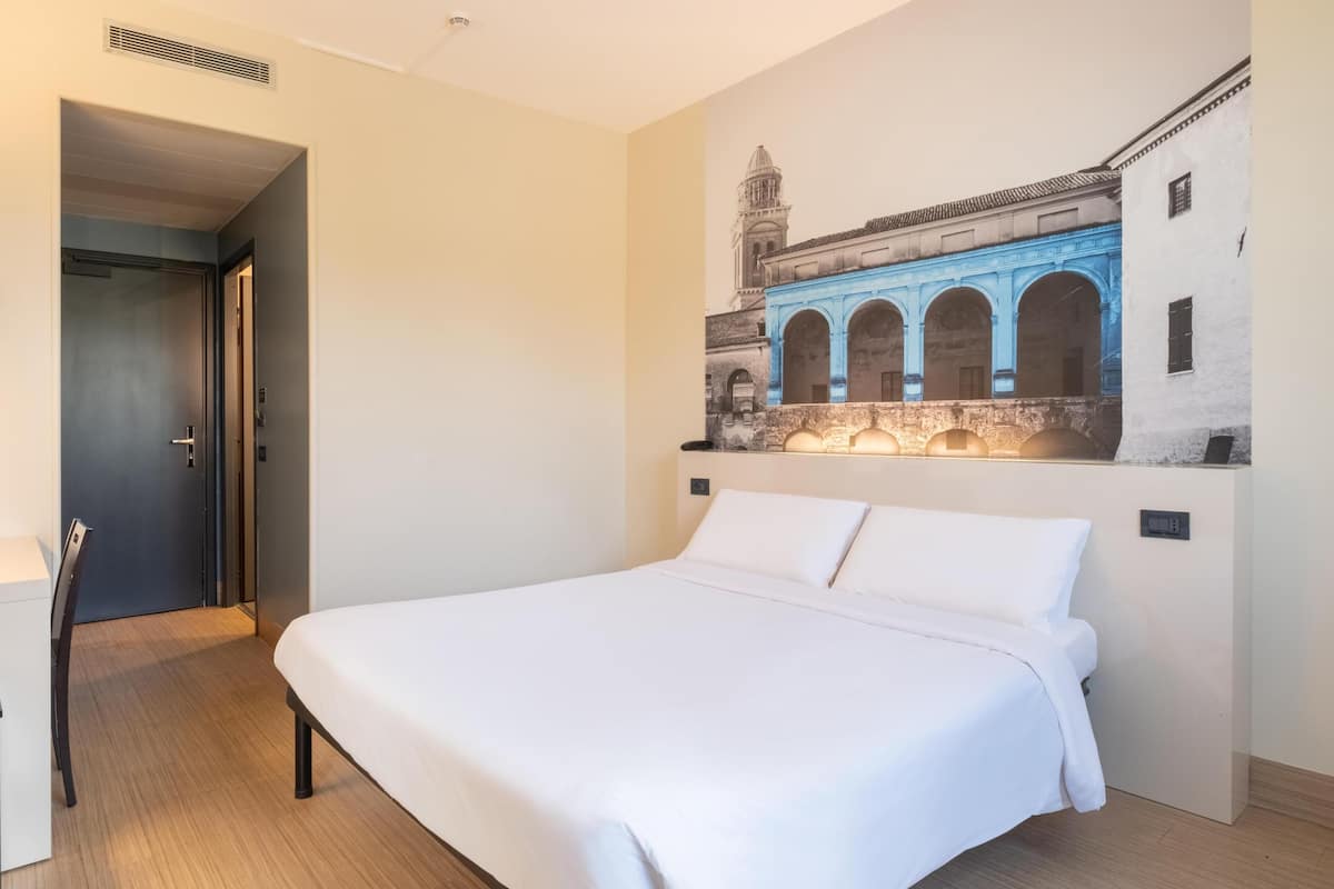 Memory-foam beds, in-room safe, desk, soundproofing