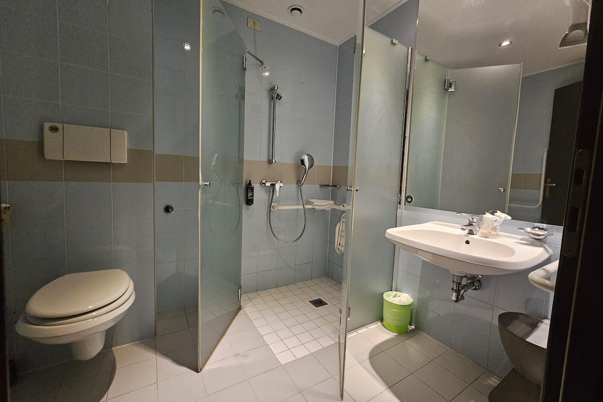 Chambre Triple Standard, accessible aux personnes à mobilité réduite, non-fumeur