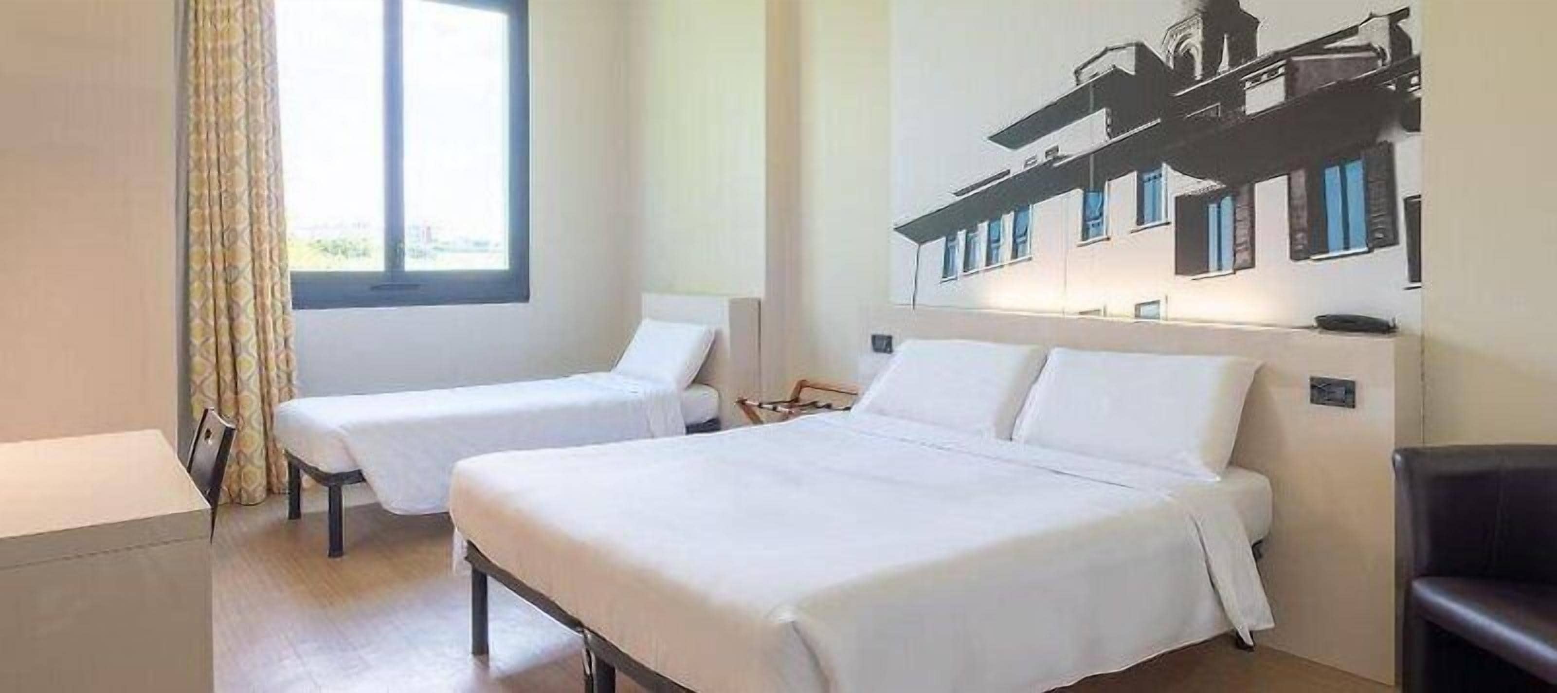 Chambre Triple Standard, accessible aux personnes à mobilité réduite, non-fumeurs | Matelas mémoire de forme, coffres-forts dans les chambres, bureau