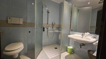 Standard Triple Room, Accessible, Non Smoking | Bathroom | Shower, rainfall showerhead, hair dryer, bidet