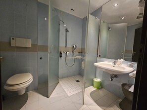 A modern bathroom with a glass-enclosed shower, a toilet, and a sink. - B&B Hotel Mantova (San Giorgio di Mantova)
