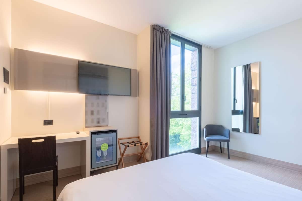 Chambre Double Supérieure, non-fumeurs | Matelas mémoire de forme, coffres-forts dans les chambres, bureau